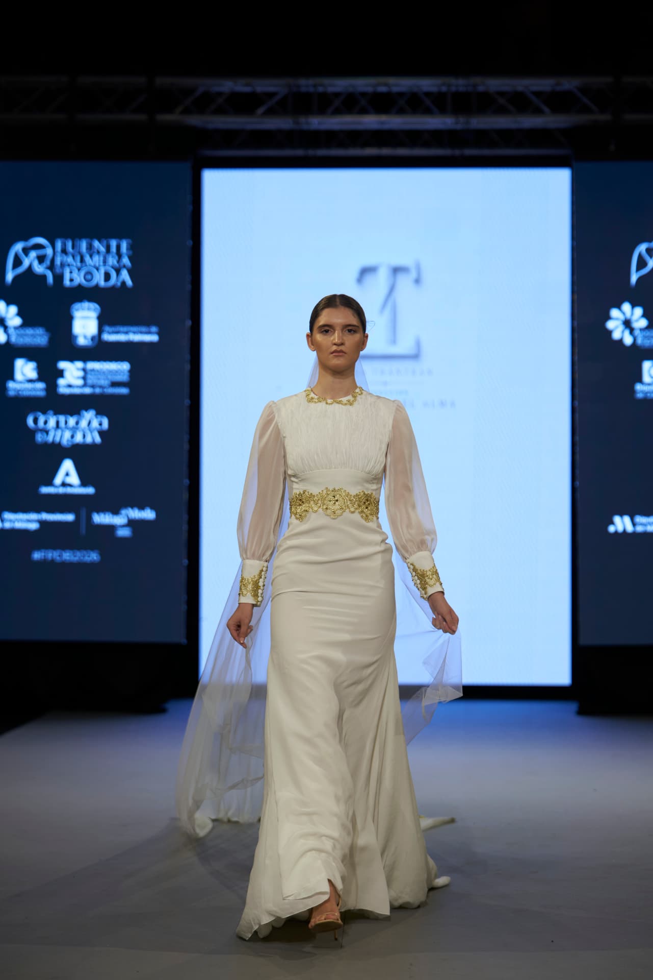 Vestido de novia de manga transparente con cinturón bordado en oro