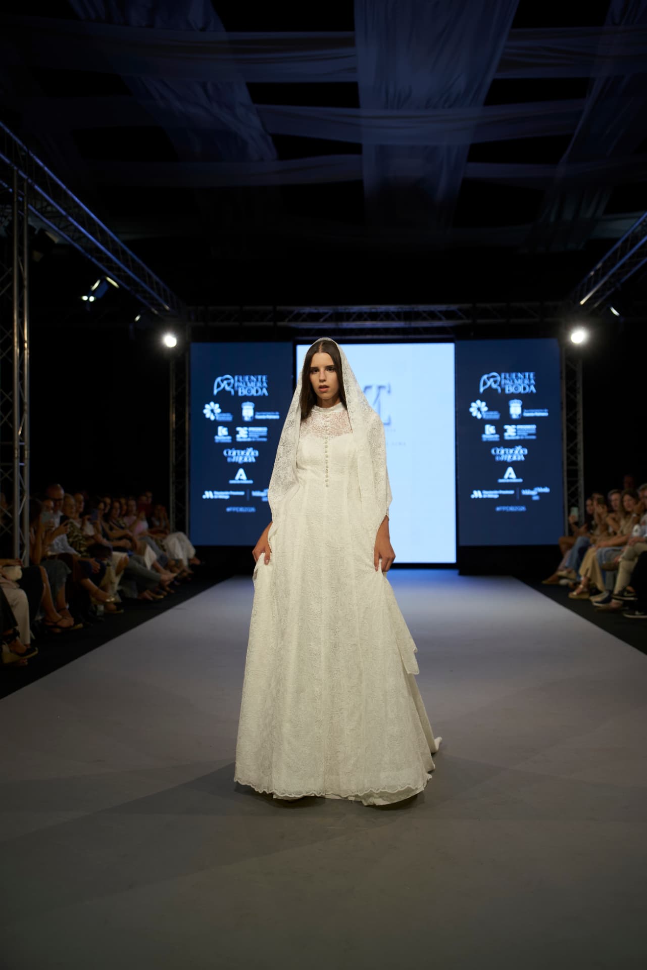Vestido de novia de encaje con velo, de frente