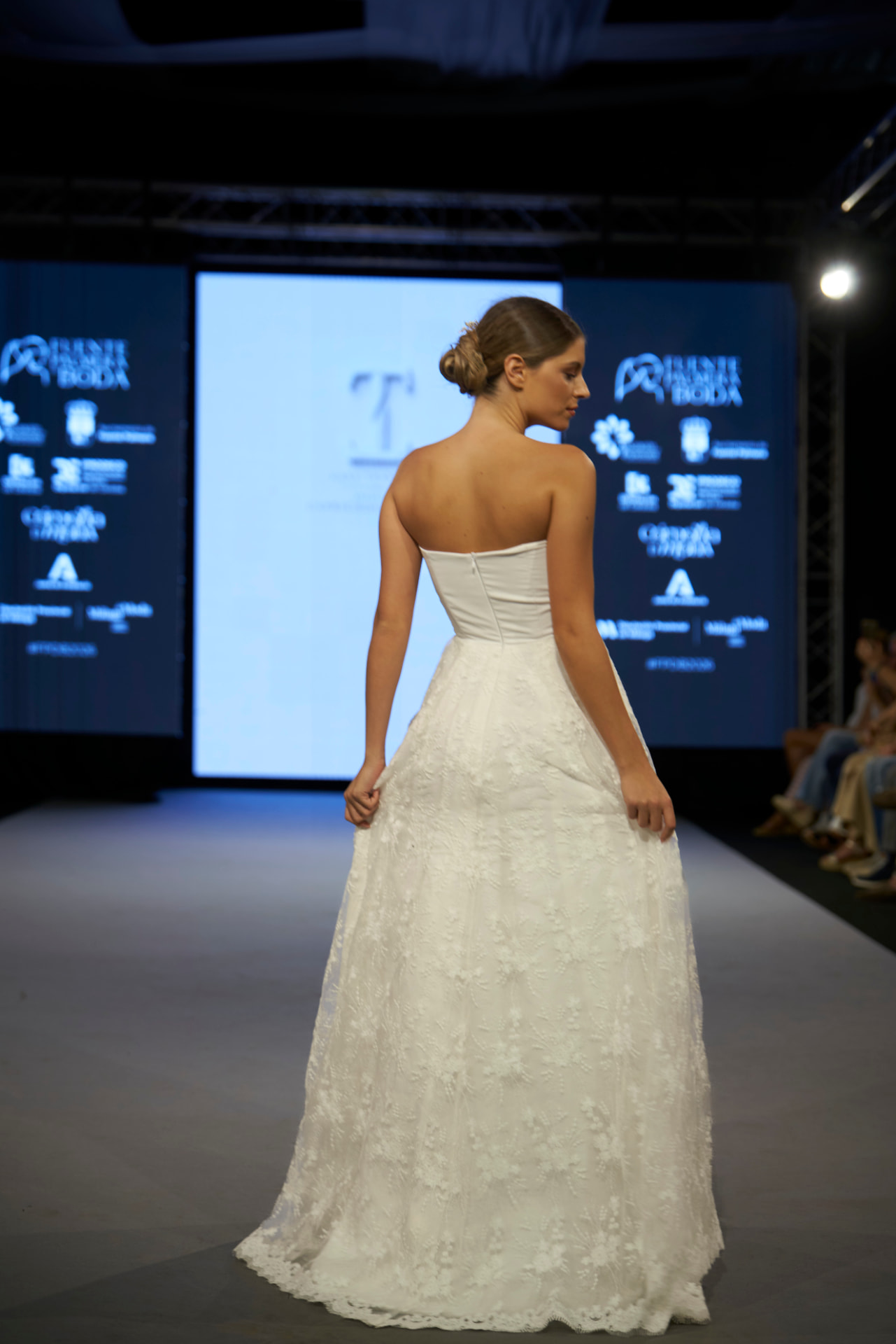 Vestido de novia de encaje con espalda descubierta, de espaldas