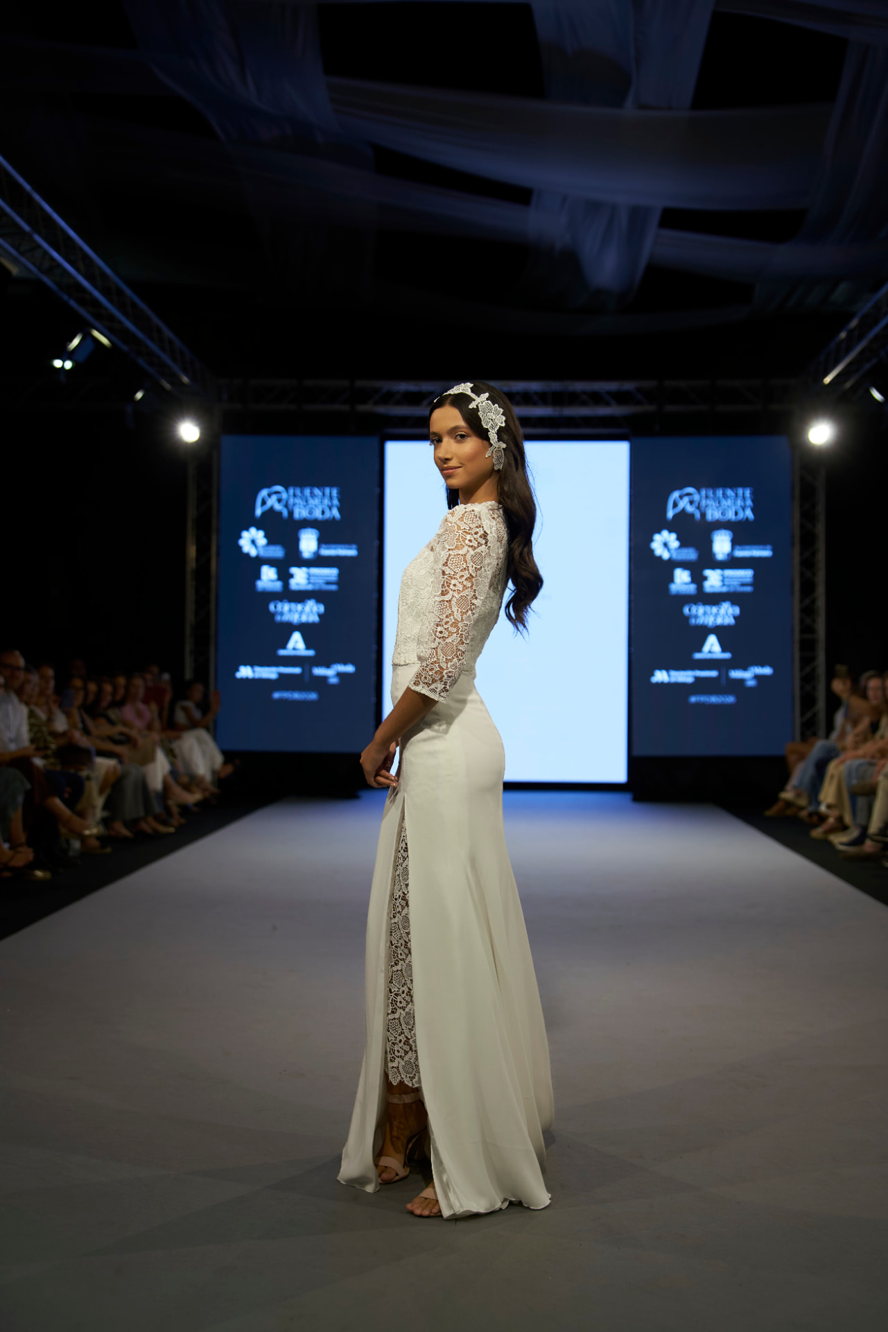 Conjunto de encaje y falda con abertura, de perfil en la pasarela