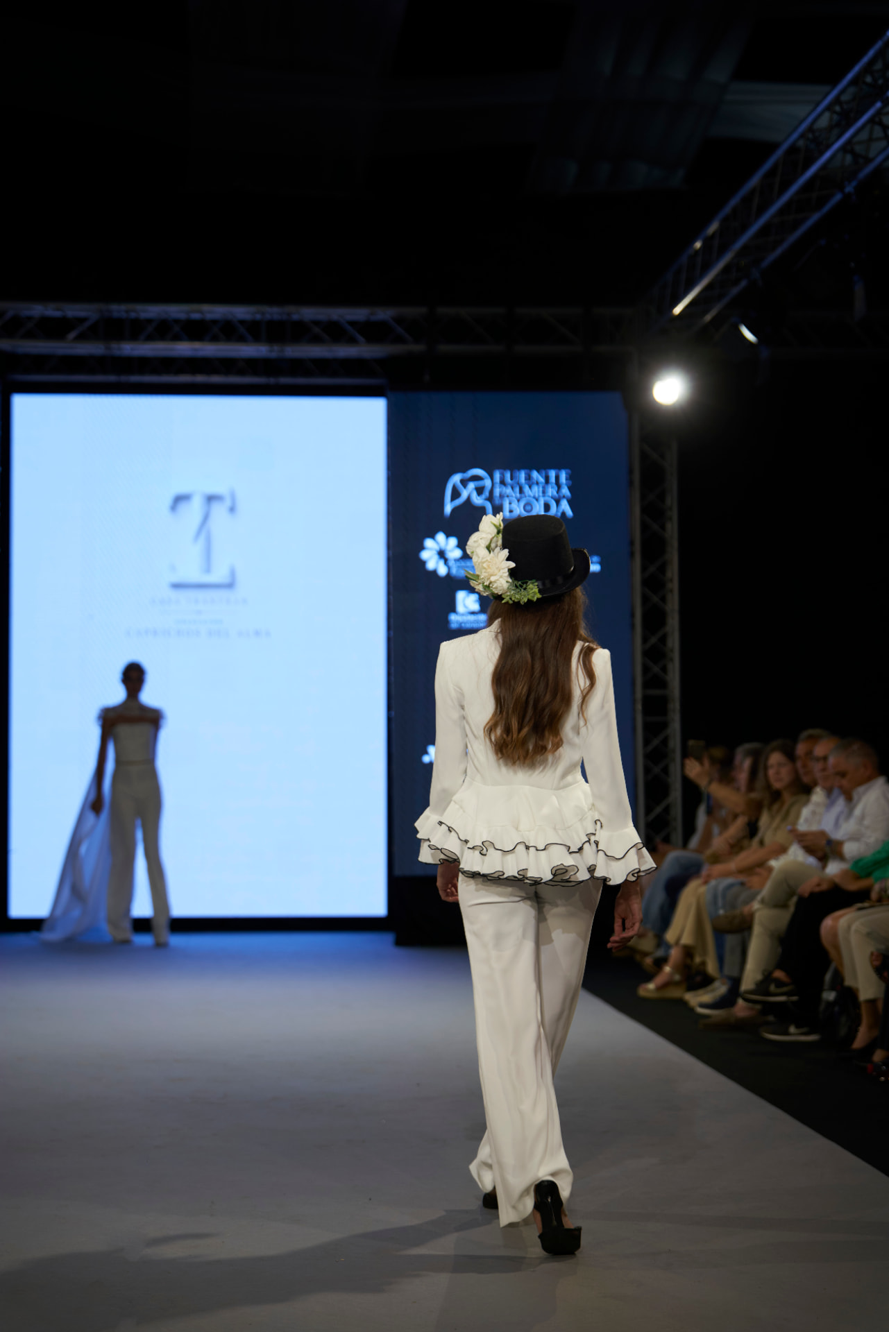 Traje de chaqueta blanco con volantes, de espaldas