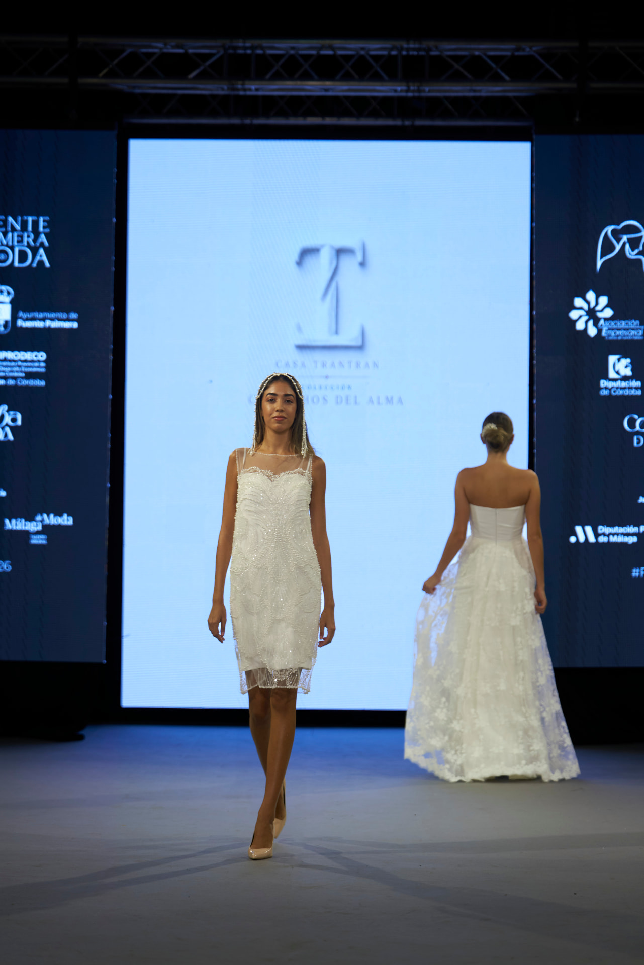 Vestido corto de tirantes con bordados y flecos de pedrería, con tocado joya