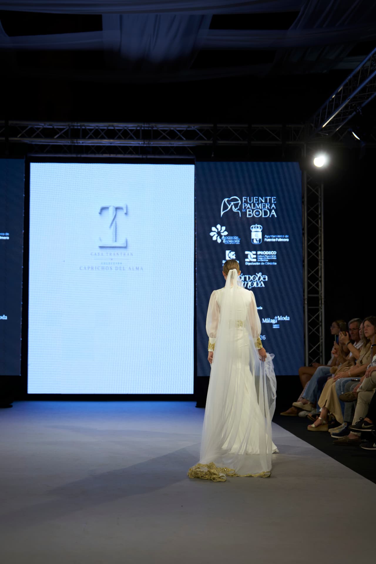 Vestido de novia de sirena con velo largo bordado en oro, de espaldas