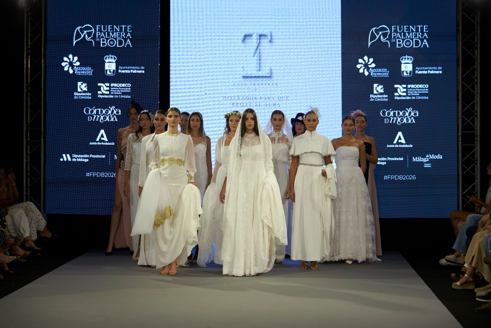 Grupo final del desfile con la pantalla «Diseñados para que brille el alma»