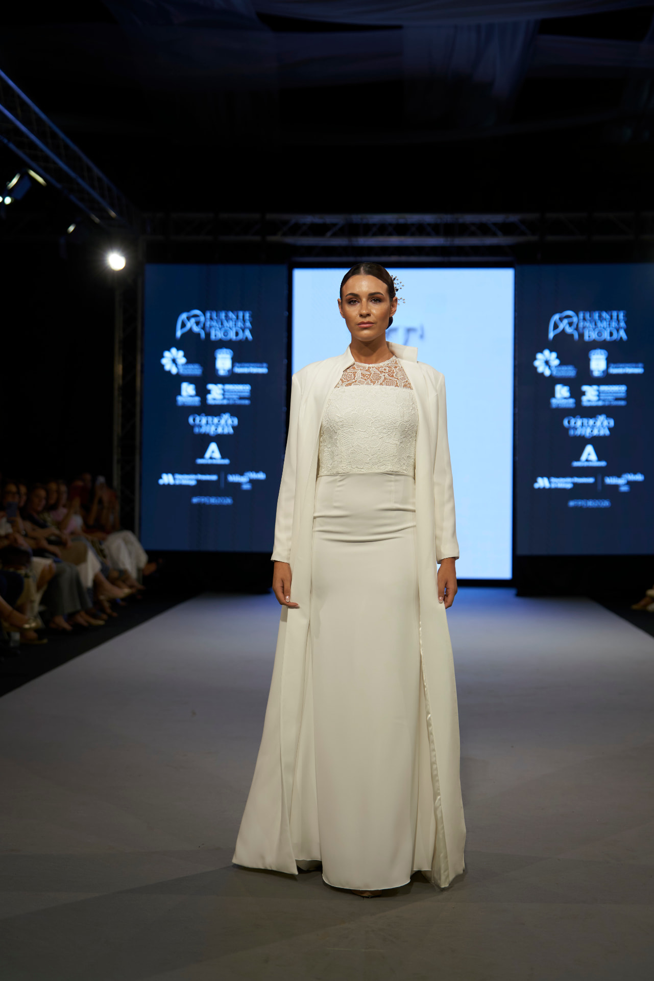 Vestido de novia con cuerpo de encaje y abrigo largo