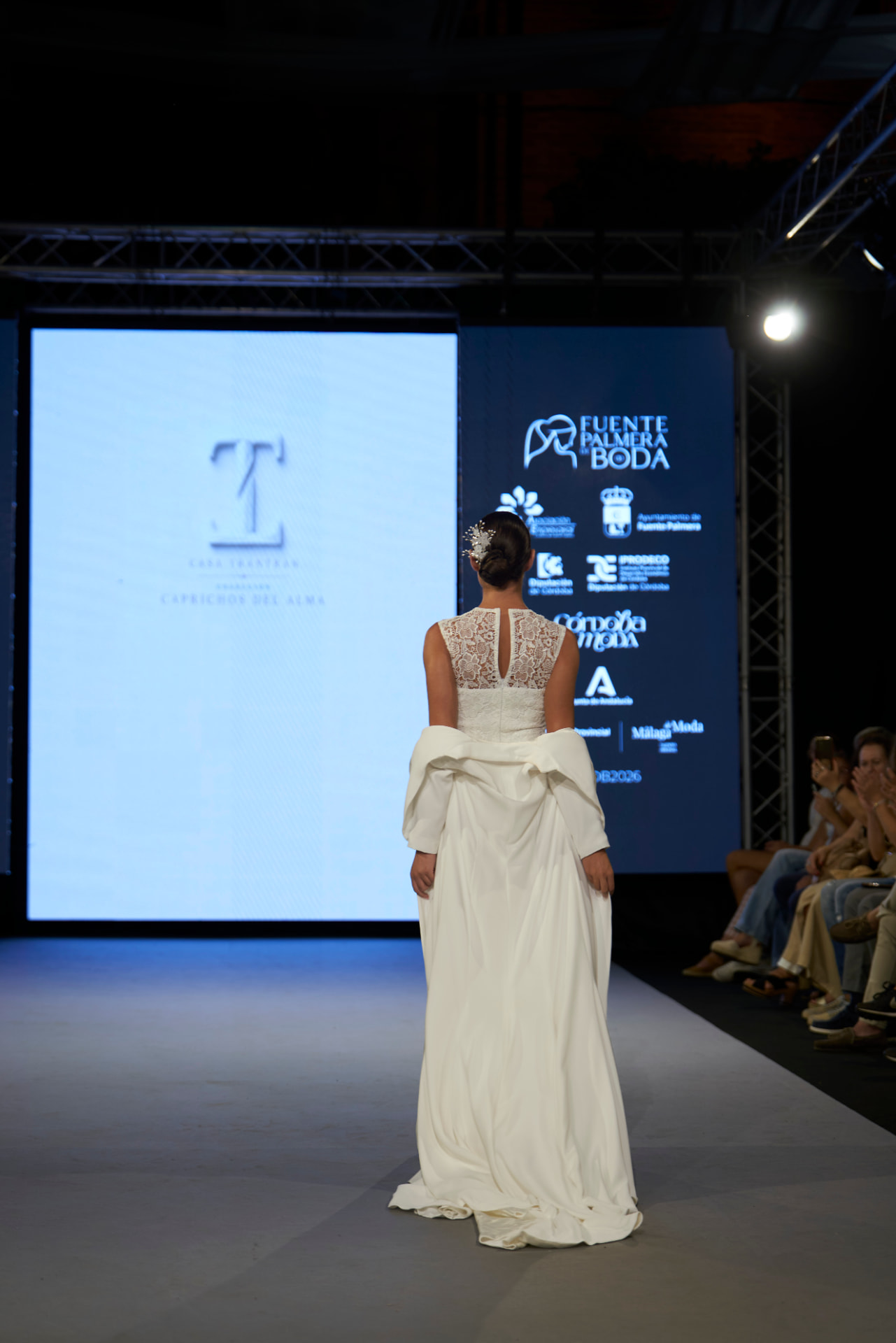 Vestido de novia con espalda de encaje y abrigo, de espaldas