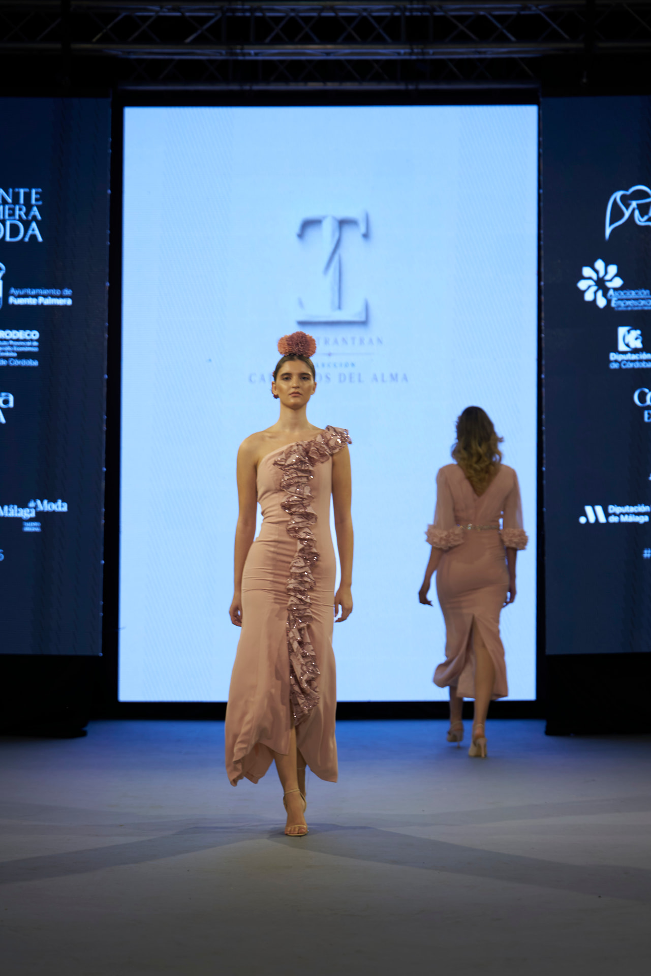 Vestido rosa de un hombro con volante de lentejuelas, caminando
