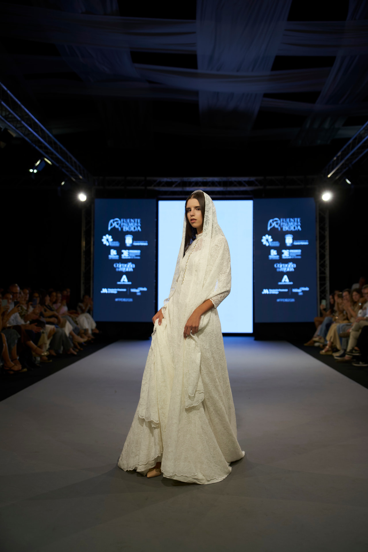 Vestido de novia de encaje con pañuelo a modo de velo
