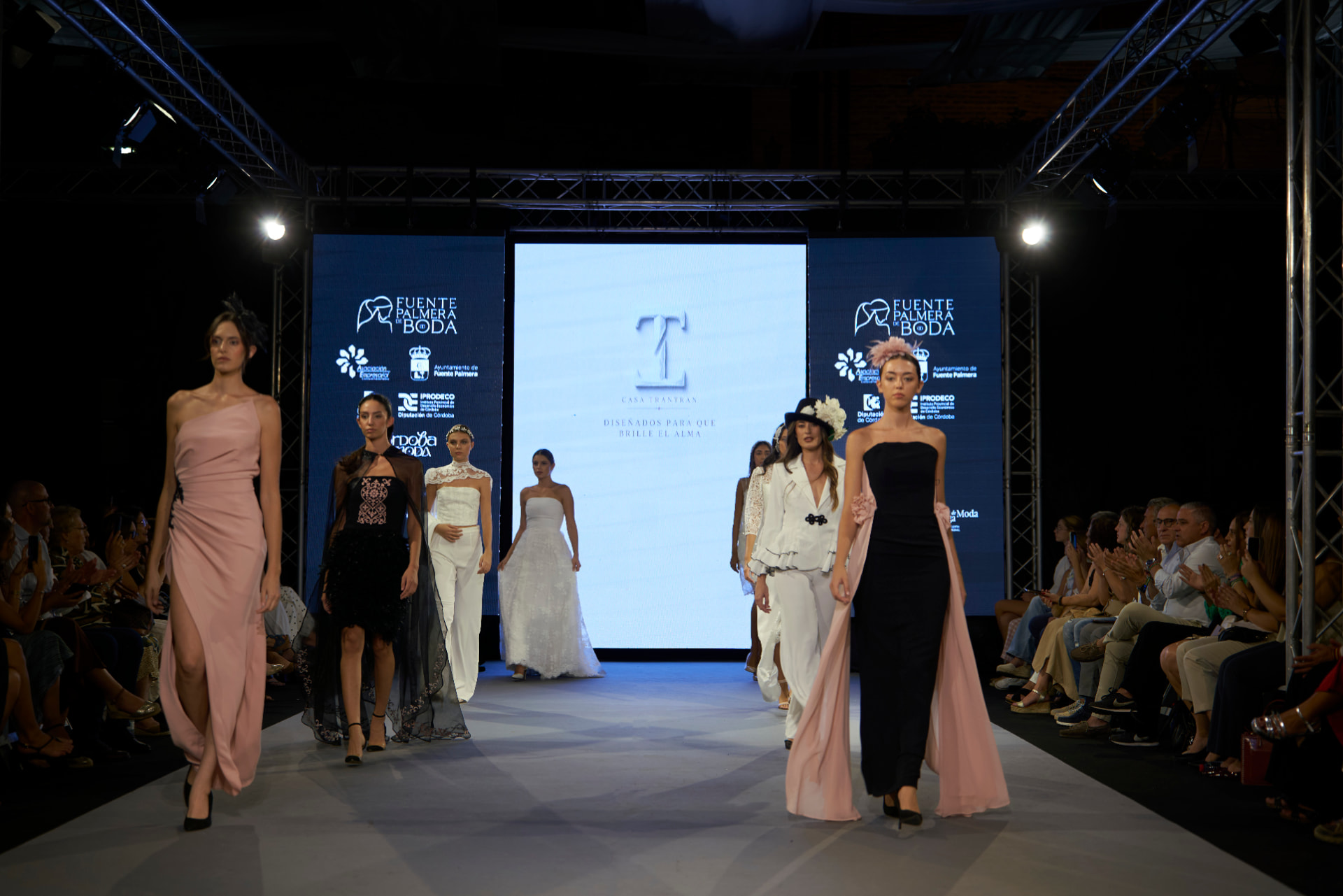 Pasarela de la colección Caprichos del Alma bajo la pantalla de Casa Tran Tran