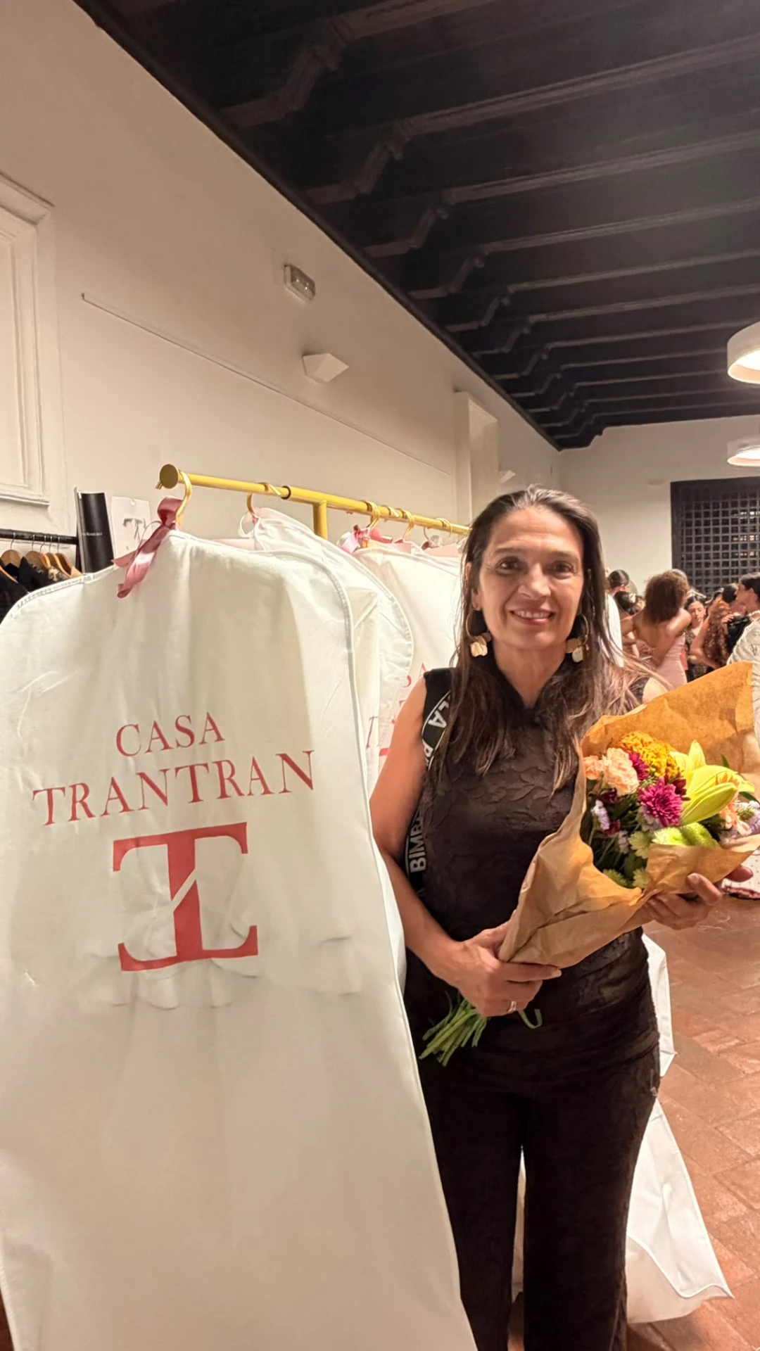 Fundas de vestido de Casa Tran Tran y ramo de flores en Disoñamos 2026