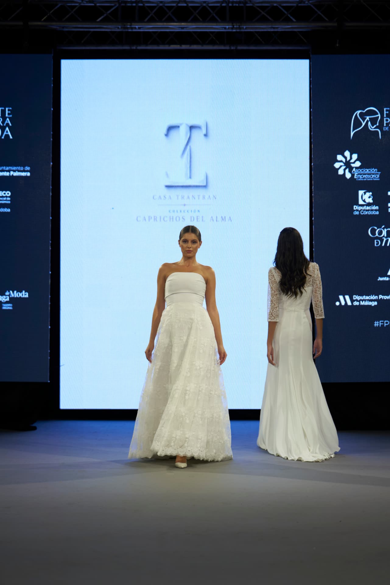 Dos novias ante la pantalla de Casa Tran Tran, colección Caprichos del Alma