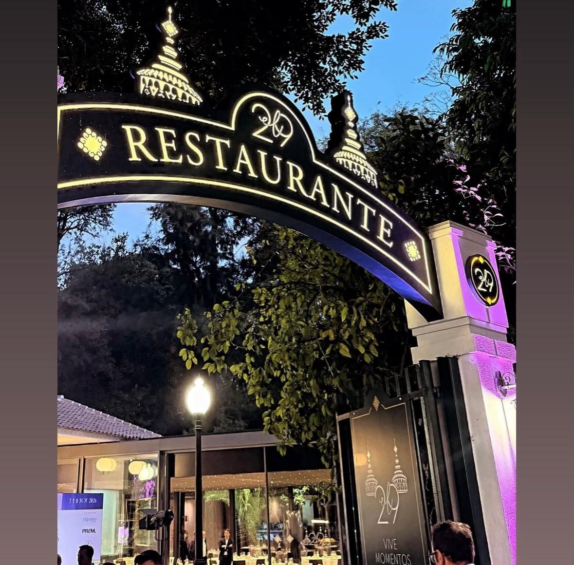 Entrada iluminada del restaurante que acoge la presentación de Sevilla de Moda