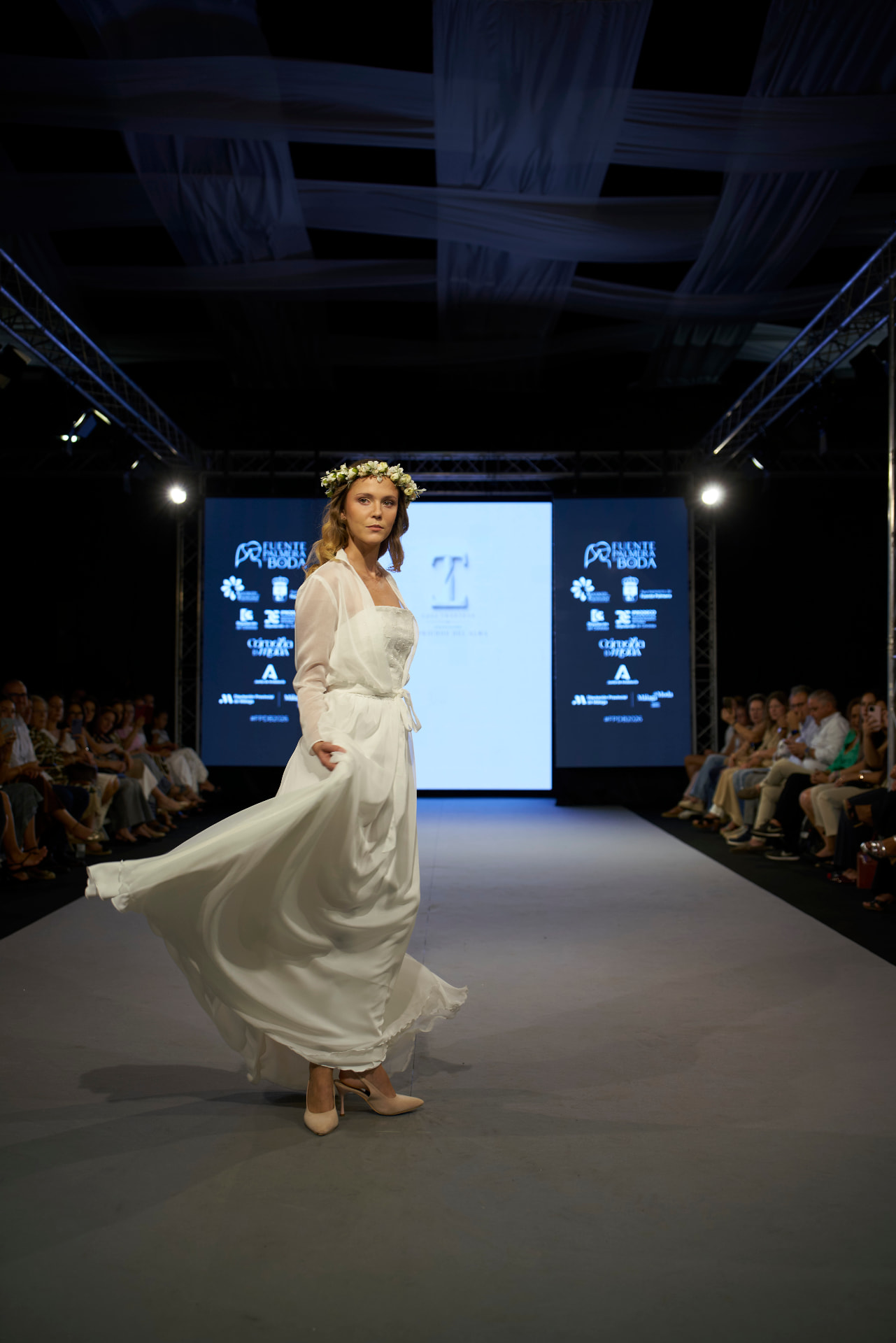 Vestido de novia vaporoso girando en la pasarela