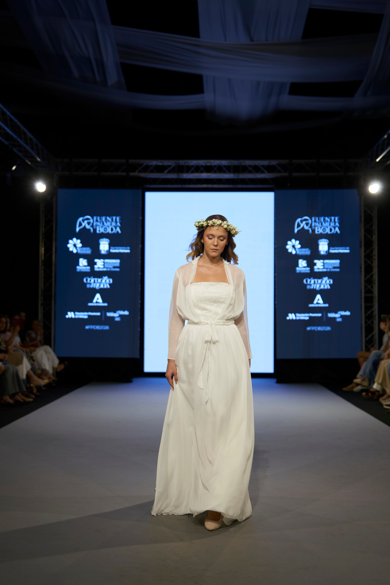 Vestido de novia vaporoso con corona de flores