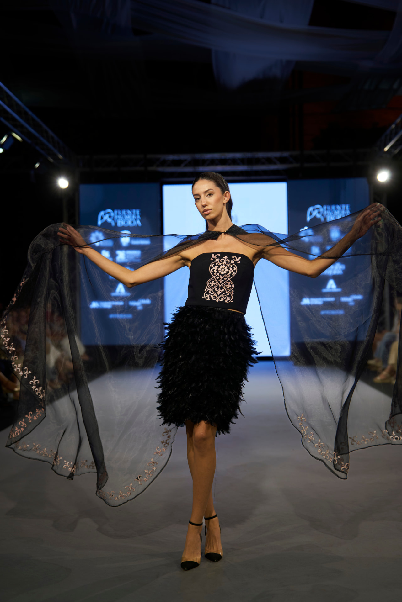 Capa de organza negra bordada abierta en la pasarela