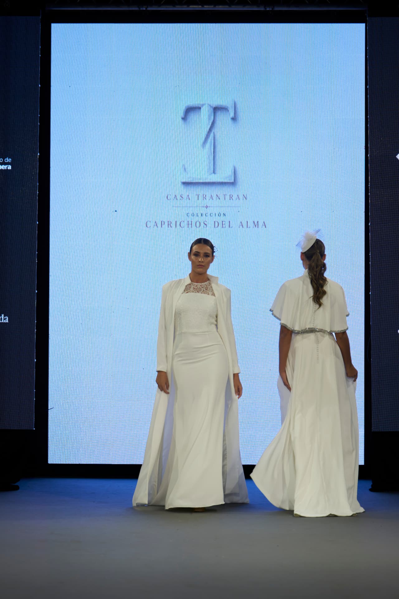 Dos novias ante la pantalla de la colección Caprichos del Alma