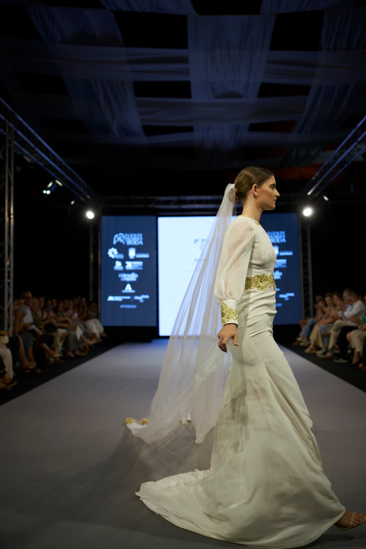 Vestido de novia de sirena con bordados dorados, de perfil