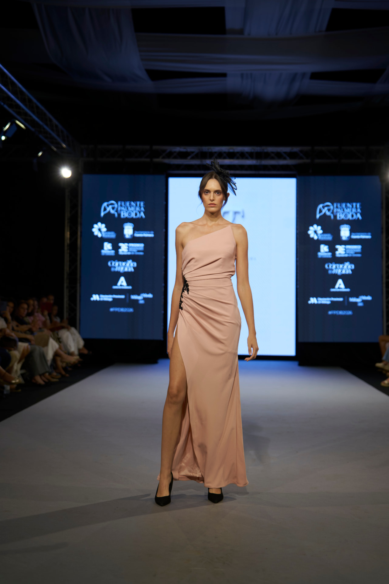 Vestido largo rosa empolvado asimétrico con detalle floral negro, de frente