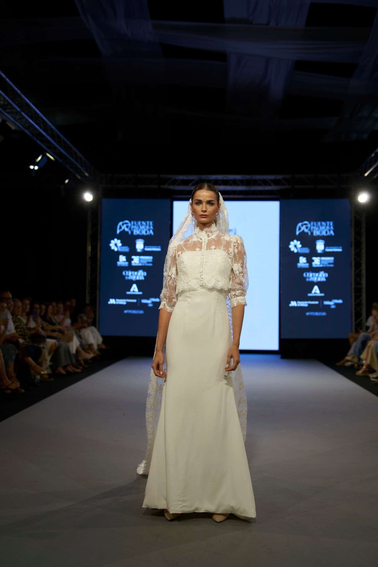 Vestido de novia con cuerpo de encaje abotonado y velo
