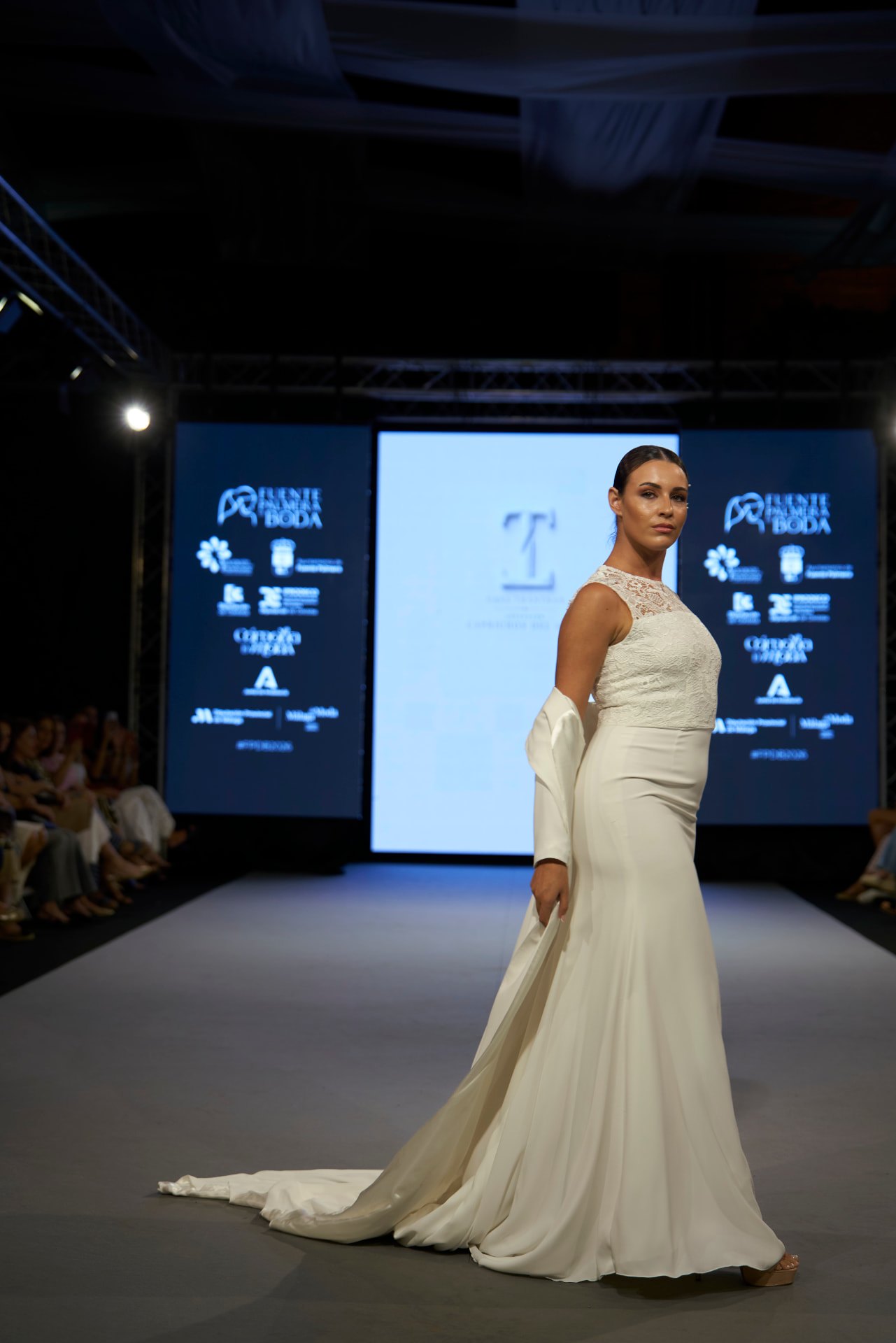 Vestido de novia de sirena con top de encaje y cola
