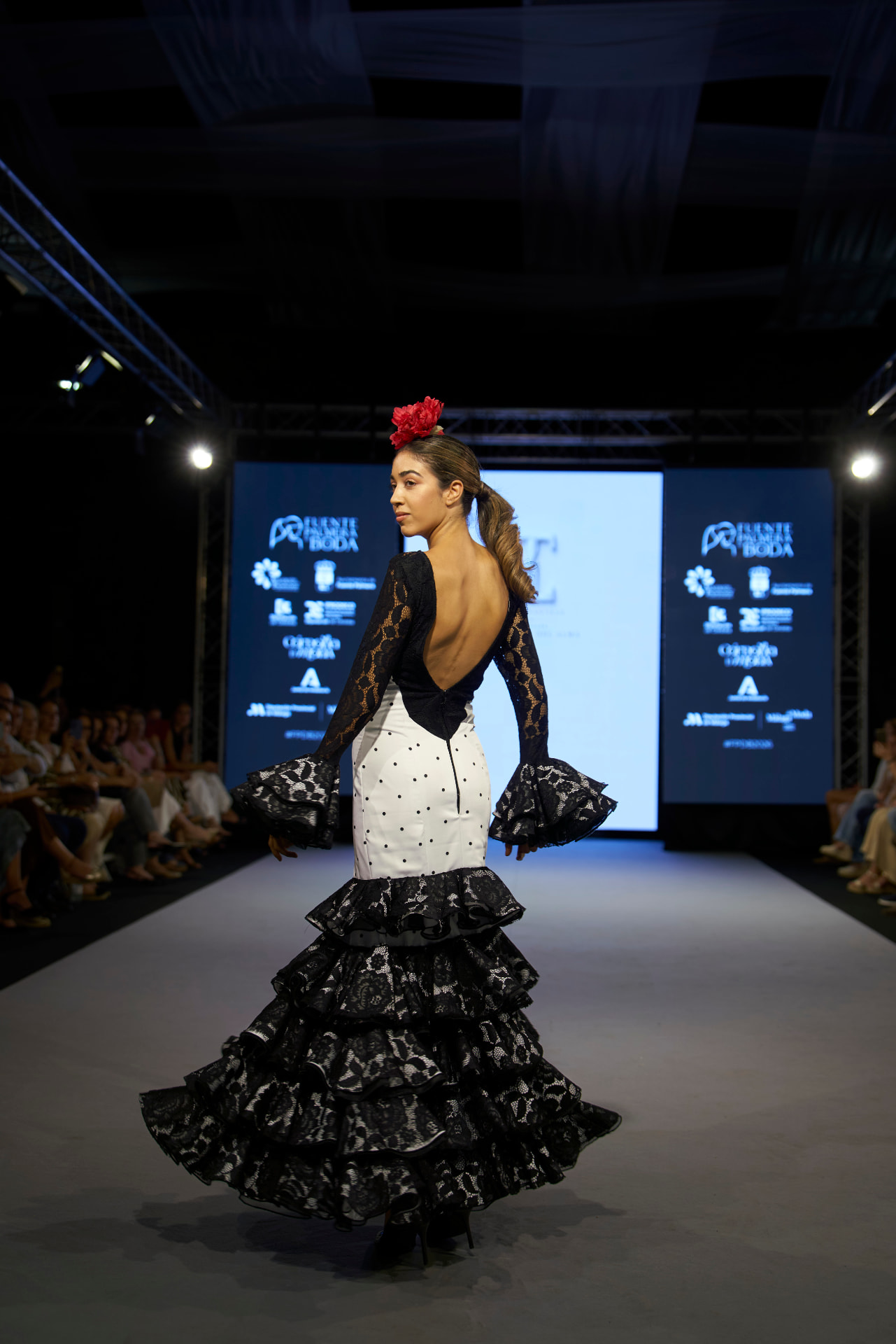 Traje de flamenca con espalda de encaje negro y volantes de encaje, girada