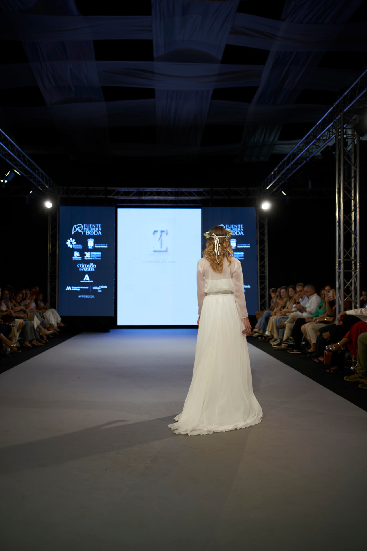 Vestido de novia vaporoso con corona de flores, de espaldas