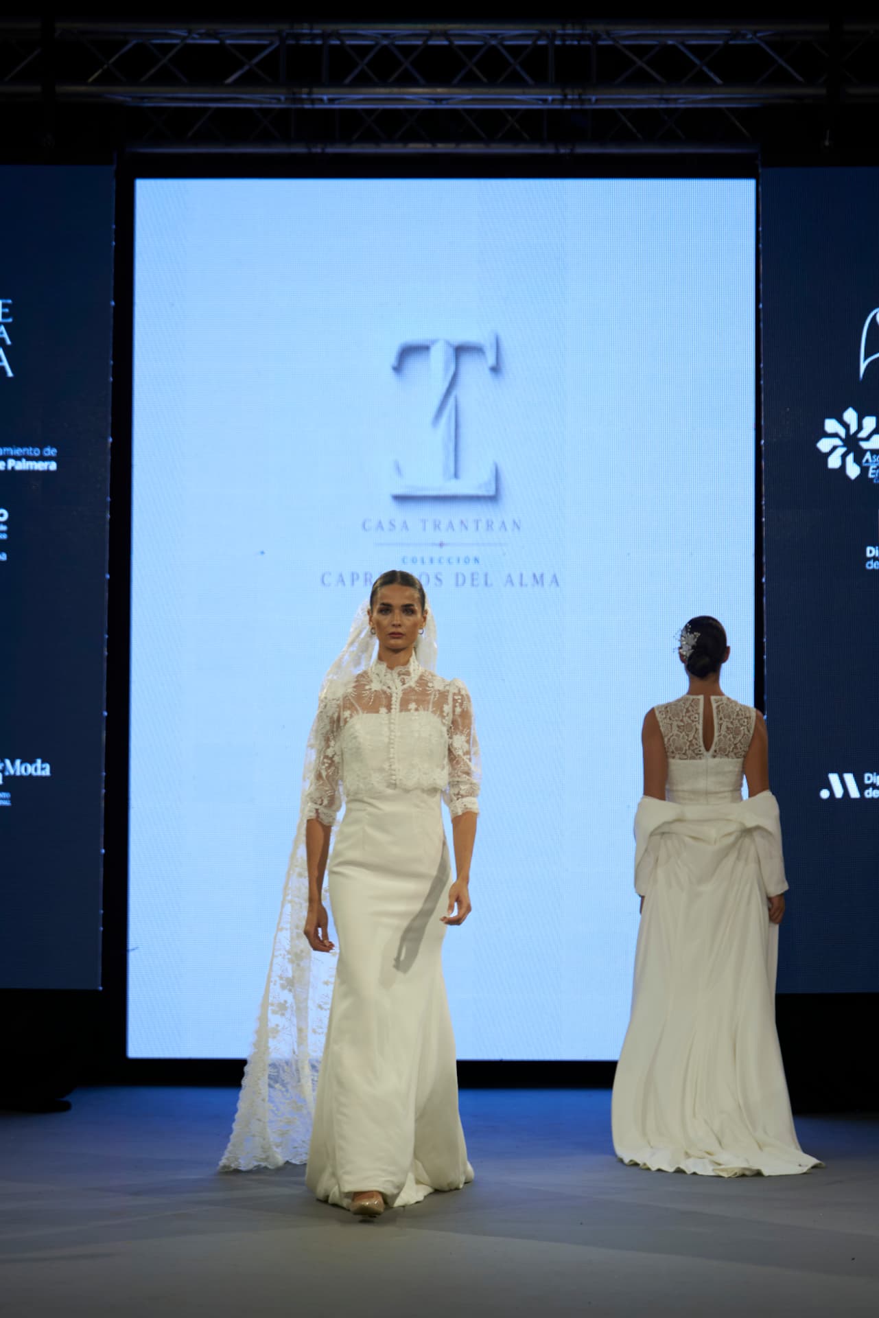 Novias ante la pantalla de la colección Caprichos del Alma